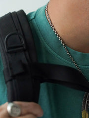 詳細画像
ネックライン周辺の精密な3cmあたり18針ステッチと、蝋染め加工で生まれる独特な色彩の層次感を特写。二重構造の肩テープとサイドステッチのディテールが、耐久性と快適な着心地を提供する仕上がり
モデル画像
ヴィンテージ蝋染めスウェットシャツを使った日式ワークウェアスタイルのコーディネート例。リラックス感あるドロップショルダーと、ストレートデニムパンツを合わせた自然体のヴィンテージスタイルを演出