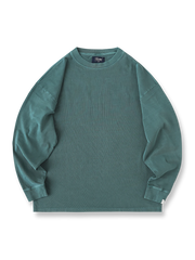 製品画像
ヴィンテージ蝋染めスウェットシャツ正面デザイン。グレイッシュグリーンやデニムブルーなどの植物染料で仕上げた深みのある色合いと、ルーズフィットのシルエットが特徴。日本伝統の蝋染め技法によるユニークな色彩表現が際立つ一着
詳細画像
ネックライン周辺の精密な3cmあたり18針ステッチと、蝋染め加工で生まれる独特な色彩の層次感を特写。二重構造の肩テープとサイドステッチのディテールが、耐久性と快適な着心地を提供する仕上がり
