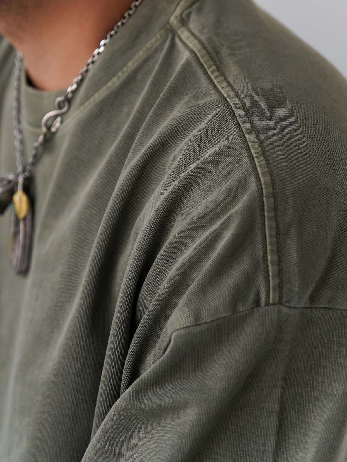 詳細画像
ネックライン周辺の精密な3cmあたり18針ステッチと、蝋染め加工で生まれる独特な色彩の層次感を特写。二重構造の肩テープとサイドステッチのディテールが、耐久性と快適な着心地を提供する仕上がり
モデル画像
ヴィンテージ蝋染めスウェットシャツを使った日式ワークウェアスタイルのコーディネート例。リラックス感あるドロップショルダーと、ストレートデニムパンツを合わせた自然体のヴィンテージスタイルを演出