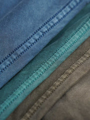 製品画像
ヴィンテージ蝋染めスウェットシャツ正面デザイン。グレイッシュグリーンやデニムブルーなどの植物染料で仕上げた深みのある色合いと、ルーズフィットのシルエットが特徴。日本伝統の蝋染め技法によるユニークな色彩表現が際立つ一着
詳細画像
ネックライン周辺の精密な3cmあたり18針ステッチと、蝋染め加工で生まれる独特な色彩の層次感を特写。二重構造の肩テープとサイドステッチのディテールが、耐久性と快適な着心地を提供する仕上がり