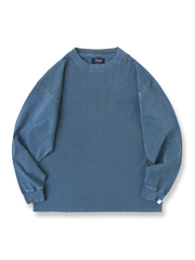 製品画像
ヴィンテージ蝋染めスウェットシャツ正面デザイン。グレイッシュグリーンやデニムブルーなどの植物染料で仕上げた深みのある色合いと、ルーズフィットのシルエットが特徴。日本伝統の蝋染め技法によるユニークな色彩表現が際立つ一着
詳細画像
ネックライン周辺の精密な3cmあたり18針ステッチと、蝋染め加工で生まれる独特な色彩の層次感を特写。二重構造の肩テープとサイドステッチのディテールが、耐久性と快適な着心地を提供する仕上がり