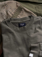 製品画像
ヴィンテージ蝋染めスウェットシャツ正面デザイン。グレイッシュグリーンやデニムブルーなどの植物染料で仕上げた深みのある色合いと、ルーズフィットのシルエットが特徴。日本伝統の蝋染め技法によるユニークな色彩表現が際立つ一着
詳細画像
ネックライン周辺の精密な3cmあたり18針ステッチと、蝋染め加工で生まれる独特な色彩の層次感を特写。二重構造の肩テープとサイドステッチのディテールが、耐久性と快適な着心地を提供する仕上がり