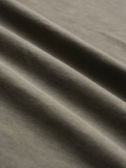 製品画像
ヴィンテージ蝋染めスウェットシャツ正面デザイン。グレイッシュグリーンやデニムブルーなどの植物染料で仕上げた深みのある色合いと、ルーズフィットのシルエットが特徴。日本伝統の蝋染め技法によるユニークな色彩表現が際立つ一着
詳細画像
ネックライン周辺の精密な3cmあたり18針ステッチと、蝋染め加工で生まれる独特な色彩の層次感を特写。二重構造の肩テープとサイドステッチのディテールが、耐久性と快適な着心地を提供する仕上がり