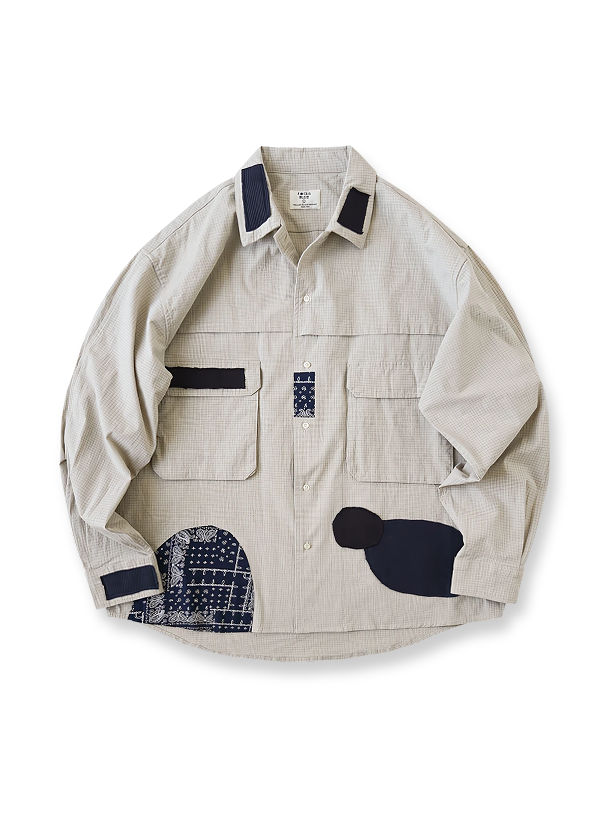 製品画像
ボロパッチワーク ワークシャツ全体デザイン。ペイズリー柄やヴィンテージニット生地を大胆に取り入れた複雑なパッチワークデザインが特徴。チェック柄と無地素材の質感コントラストが際立つルーズフィットのシルエット
詳細画像
ダブルチェストポケットや肩部分の二重構造のディテール、3cmあたり18針の高密度ステッチが丁寧に仕立てられた特写。耐久性と立体感を両立した洗練された仕上がり