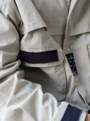 製品画像
ボロパッチワーク ワークシャツ全体デザイン。ペイズリー柄やヴィンテージニット生地を大胆に取り入れた複雑なパッチワークデザインが特徴。チェック柄と無地素材の質感コントラストが際立つルーズフィットのシルエット
詳細画像
ダブルチェストポケットや肩部分の二重構造のディテール、3cmあたり18針の高密度ステッチが丁寧に仕立てられた特写。耐久性と立体感を両立した洗練された仕上がり