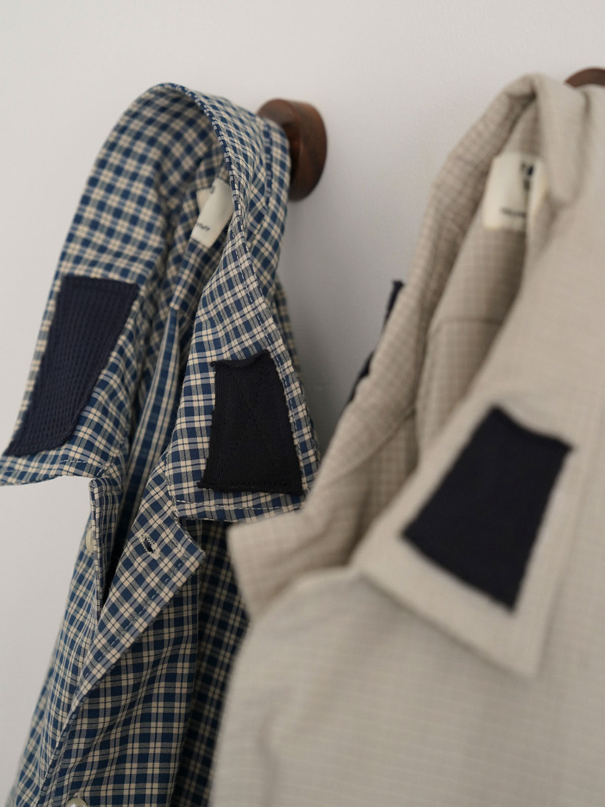 製品画像
ボロパッチワーク ワークシャツ全体デザイン。ペイズリー柄やヴィンテージニット生地を大胆に取り入れた複雑なパッチワークデザインが特徴。チェック柄と無地素材の質感コントラストが際立つルーズフィットのシルエット
詳細画像
ダブルチェストポケットや肩部分の二重構造のディテール、3cmあたり18針の高密度ステッチが丁寧に仕立てられた特写。耐久性と立体感を両立した洗練された仕上がり