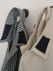 製品画像
ボロパッチワーク ワークシャツ全体デザイン。ペイズリー柄やヴィンテージニット生地を大胆に取り入れた複雑なパッチワークデザインが特徴。チェック柄と無地素材の質感コントラストが際立つルーズフィットのシルエット
詳細画像
ダブルチェストポケットや肩部分の二重構造のディテール、3cmあたり18針の高密度ステッチが丁寧に仕立てられた特写。耐久性と立体感を両立した洗練された仕上がり