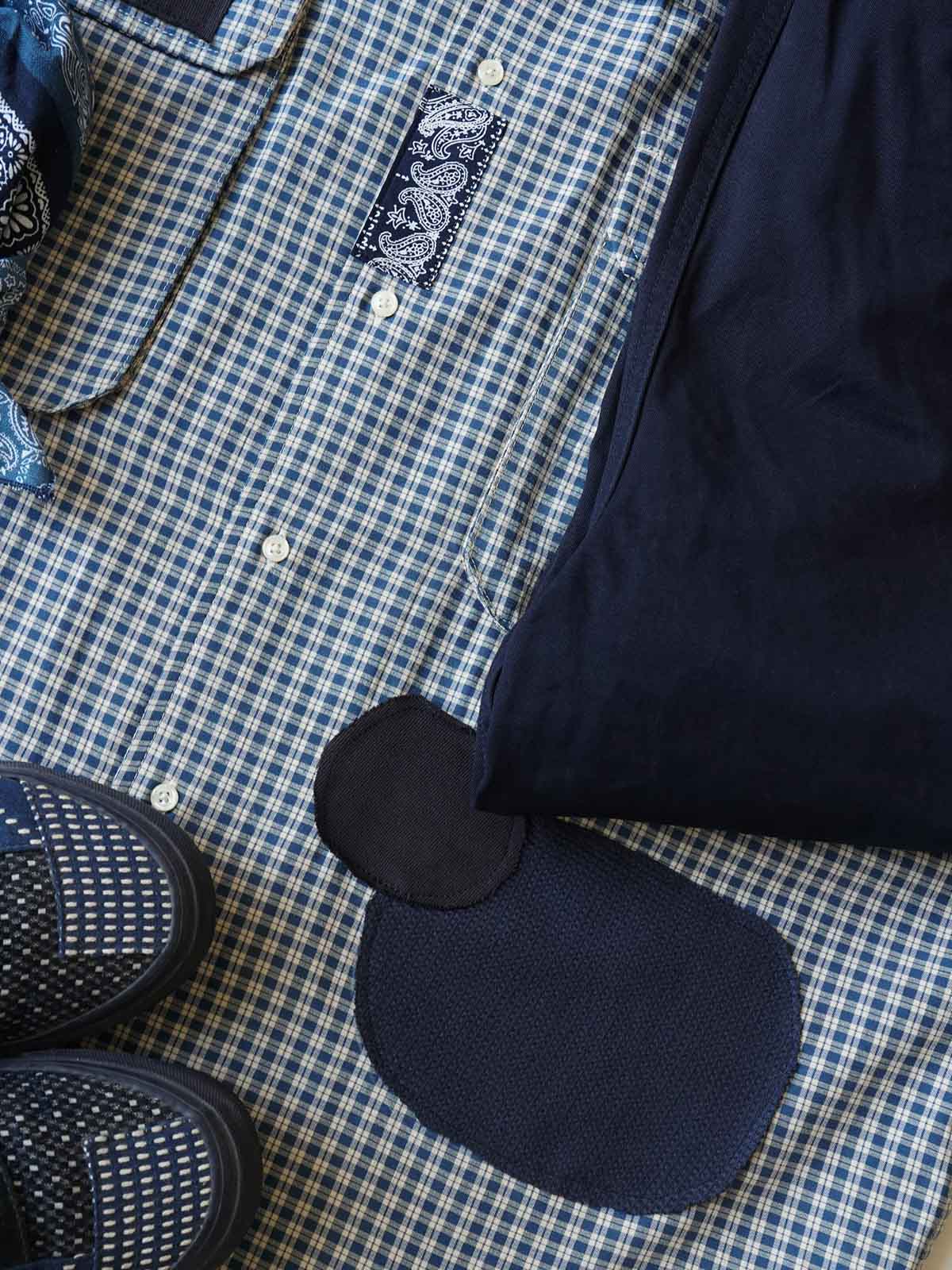 製品画像
ボロパッチワーク ワークシャツ全体デザイン。ペイズリー柄やヴィンテージニット生地を大胆に取り入れた複雑なパッチワークデザインが特徴。チェック柄と無地素材の質感コントラストが際立つルーズフィットのシルエット
詳細画像
ダブルチェストポケットや肩部分の二重構造のディテール、3cmあたり18針の高密度ステッチが丁寧に仕立てられた特写。耐久性と立体感を両立した洗練された仕上がり