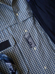 製品画像
ボロパッチワーク ワークシャツ全体デザイン。ペイズリー柄やヴィンテージニット生地を大胆に取り入れた複雑なパッチワークデザインが特徴。チェック柄と無地素材の質感コントラストが際立つルーズフィットのシルエット
詳細画像
ダブルチェストポケットや肩部分の二重構造のディテール、3cmあたり18針の高密度ステッチが丁寧に仕立てられた特写。耐久性と立体感を両立した洗練された仕上がり