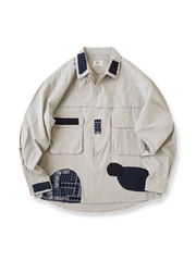 製品画像
ボロパッチワーク ワークシャツ全体デザイン。ペイズリー柄やヴィンテージニット生地を大胆に取り入れた複雑なパッチワークデザインが特徴。チェック柄と無地素材の質感コントラストが際立つルーズフィットのシルエット
詳細画像
ダブルチェストポケットや肩部分の二重構造のディテール、3cmあたり18針の高密度ステッチが丁寧に仕立てられた特写。耐久性と立体感を両立した洗練された仕上がり