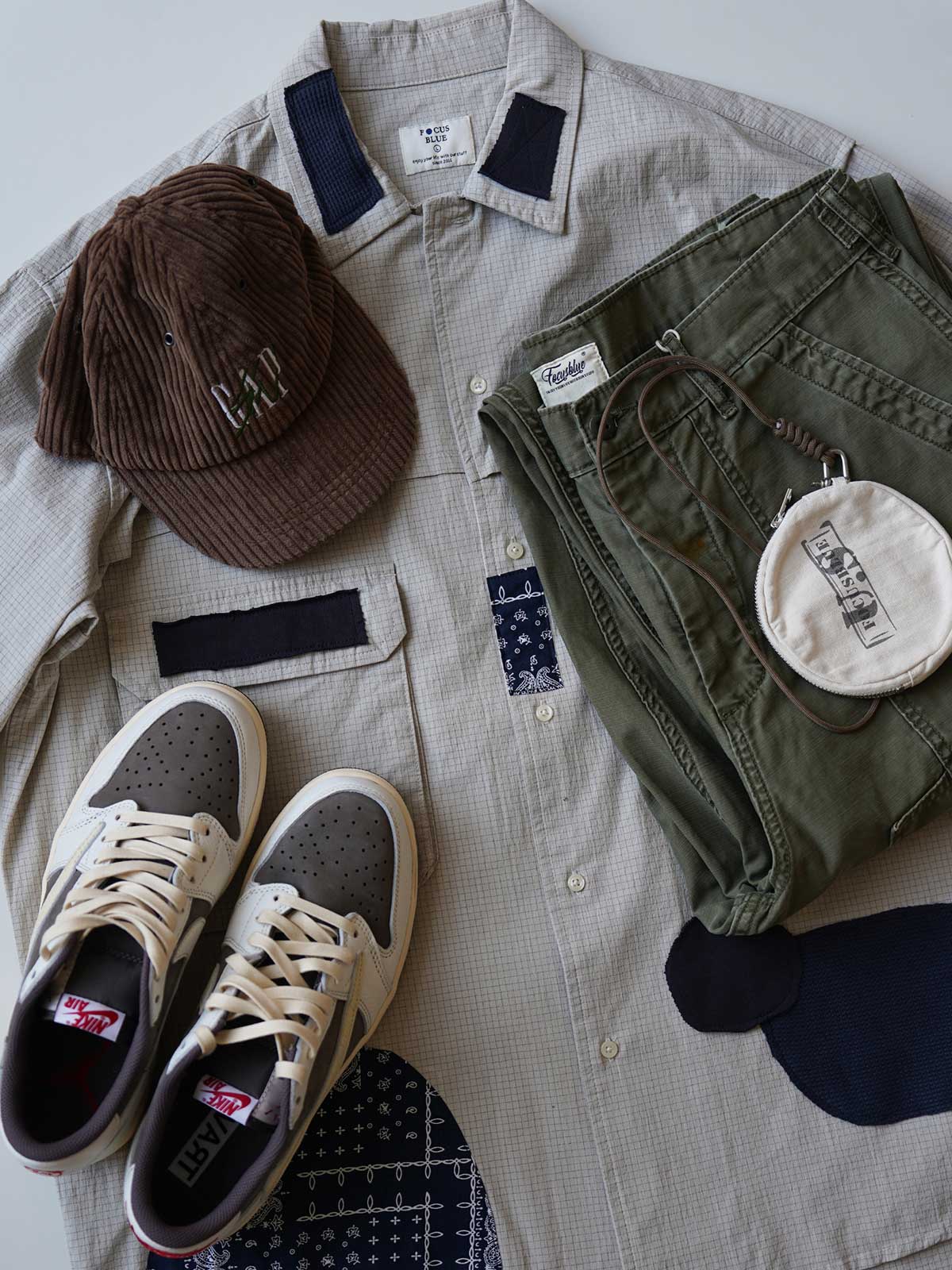 製品画像
ボロパッチワーク ワークシャツ全体デザイン。ペイズリー柄やヴィンテージニット生地を大胆に取り入れた複雑なパッチワークデザインが特徴。チェック柄と無地素材の質感コントラストが際立つルーズフィットのシルエット
詳細画像
ダブルチェストポケットや肩部分の二重構造のディテール、3cmあたり18針の高密度ステッチが丁寧に仕立てられた特写。耐久性と立体感を両立した洗練された仕上がり