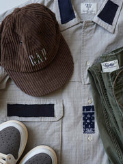 製品画像
ボロパッチワーク ワークシャツ全体デザイン。ペイズリー柄やヴィンテージニット生地を大胆に取り入れた複雑なパッチワークデザインが特徴。チェック柄と無地素材の質感コントラストが際立つルーズフィットのシルエット
詳細画像
ダブルチェストポケットや肩部分の二重構造のディテール、3cmあたり18針の高密度ステッチが丁寧に仕立てられた特写。耐久性と立体感を両立した洗練された仕上がり