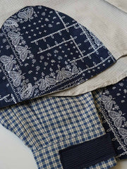 詳細画像
ダブルチェストポケットや肩部分の二重構造のディテール、3cmあたり18針の高密度ステッチが丁寧に仕立てられた特写。耐久性と立体感を両立した洗練された仕上がり
モデル画像
ボロパッチワーク ワークシャツを使用したリラックス感のあるスタイリング例。アメリカンワークウェアの力強さと日本刺し子芸術の繊細さを融合させたワークウェアスタイルが特徴的