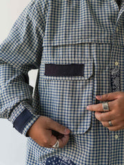 詳細画像
ダブルチェストポケットや肩部分の二重構造のディテール、3cmあたり18針の高密度ステッチが丁寧に仕立てられた特写。耐久性と立体感を両立した洗練された仕上がり
モデル画像
ボロパッチワーク ワークシャツを使用したリラックス感のあるスタイリング例。アメリカンワークウェアの力強さと日本刺し子芸術の繊細さを融合させたワークウェアスタイルが特徴的