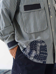 詳細画像
ダブルチェストポケットや肩部分の二重構造のディテール、3cmあたり18針の高密度ステッチが丁寧に仕立てられた特写。耐久性と立体感を両立した洗練された仕上がり
モデル画像
ボロパッチワーク ワークシャツを使用したリラックス感のあるスタイリング例。アメリカンワークウェアの力強さと日本刺し子芸術の繊細さを融合させたワークウェアスタイルが特徴的