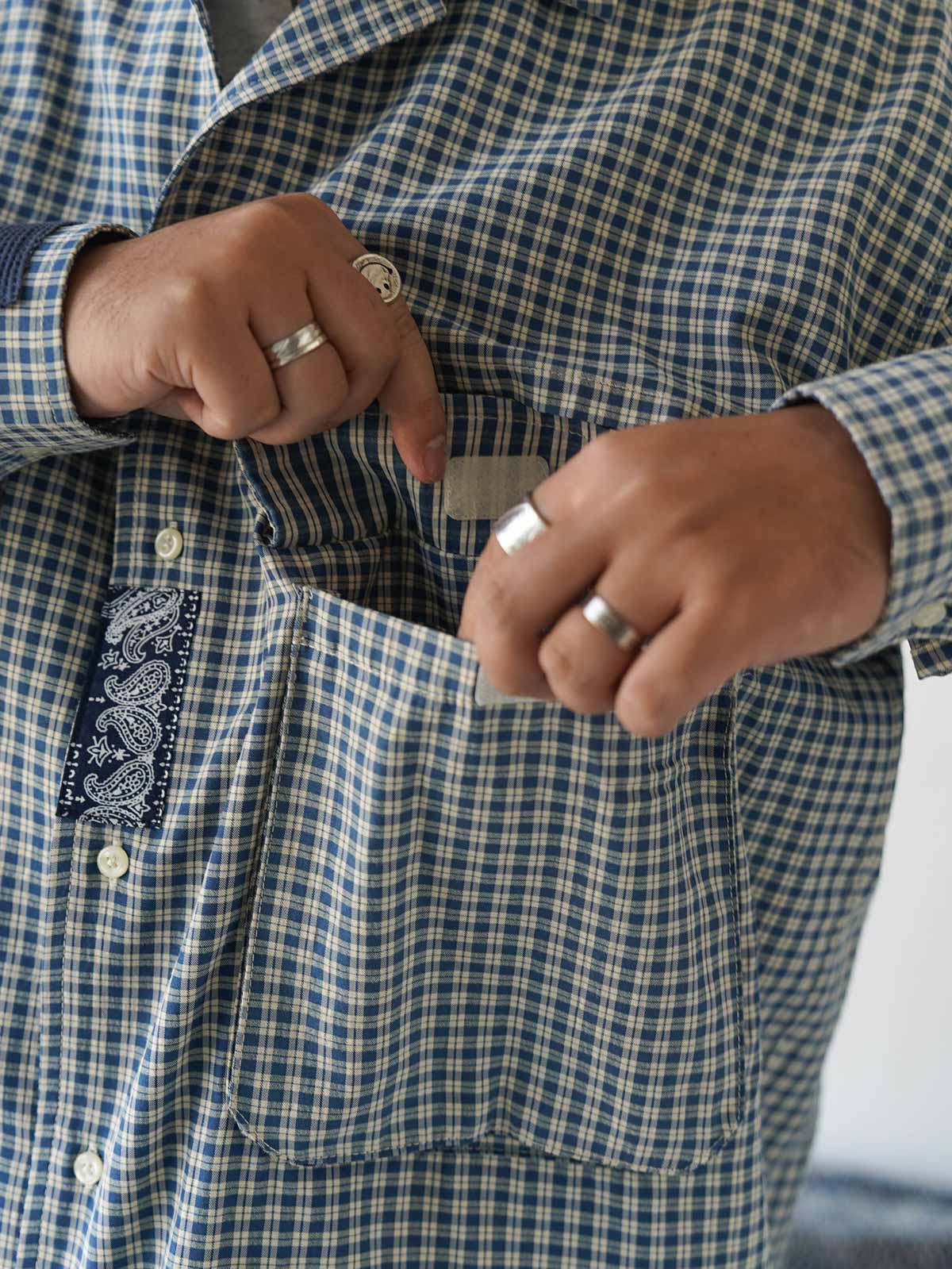 詳細画像
ダブルチェストポケットや肩部分の二重構造のディテール、3cmあたり18針の高密度ステッチが丁寧に仕立てられた特写。耐久性と立体感を両立した洗練された仕上がり
モデル画像
ボロパッチワーク ワークシャツを使用したリラックス感のあるスタイリング例。アメリカンワークウェアの力強さと日本刺し子芸術の繊細さを融合させたワークウェアスタイルが特徴的