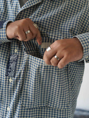 詳細画像
ダブルチェストポケットや肩部分の二重構造のディテール、3cmあたり18針の高密度ステッチが丁寧に仕立てられた特写。耐久性と立体感を両立した洗練された仕上がり
モデル画像
ボロパッチワーク ワークシャツを使用したリラックス感のあるスタイリング例。アメリカンワークウェアの力強さと日本刺し子芸術の繊細さを融合させたワークウェアスタイルが特徴的