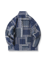 製品画像
藍染めバンダナ柄フライトジャケットの正面デザイン。匠の技による藍染め技法で仕上げられたペイズリー柄が特徴で、二重構造のスタンドカラーとルーズフィットのシルエットが現代的なミリタリースタイルを演出
詳細画像
YKK樹脂製ダブルジッパーの刺し子柄ジッパープルと、マジックテープ部分に施された高密度刺繍の特写。繊細なディテールと藍染め技術による色の濃淡が際立つデザイン