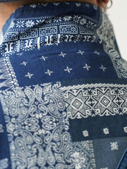 詳細画像
YKK樹脂製ダブルジッパーの刺し子柄ジッパープルと、マジックテープ部分に施された高密度刺繍の特写。繊細なディテールと藍染め技術による色の濃淡が際立つデザイン
モデル画像
藍染めバンダナ柄フライトジャケットを着用したミリタリーとジャパニーズ美学を融合させたスタイリング例。リラックス感のあるルーズフィットとバンダナ柄が、ストリートスタイルにも適したコーディネートを完成