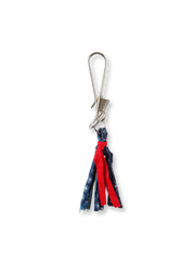 製品画像
「ペイズリー柄 藍染め キーホルダー全体イメージ。ブラス素材のフックと伝統的な藍染め古布が特徴のヴィンテージ風デザイン。」
詳細画像
「手作りのワイヤー巻き仕上げが施されたブラス製フックと、ペイズリー柄藍染めフリンジのディテールクローズアップ。」