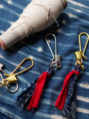 製品画像
「ペイズリー柄 藍染め キーホルダー全体イメージ。ブラス素材のフックと伝統的な藍染め古布が特徴のヴィンテージ風デザイン。」
詳細画像
「手作りのワイヤー巻き仕上げが施されたブラス製フックと、ペイズリー柄藍染めフリンジのディテールクローズアップ。」