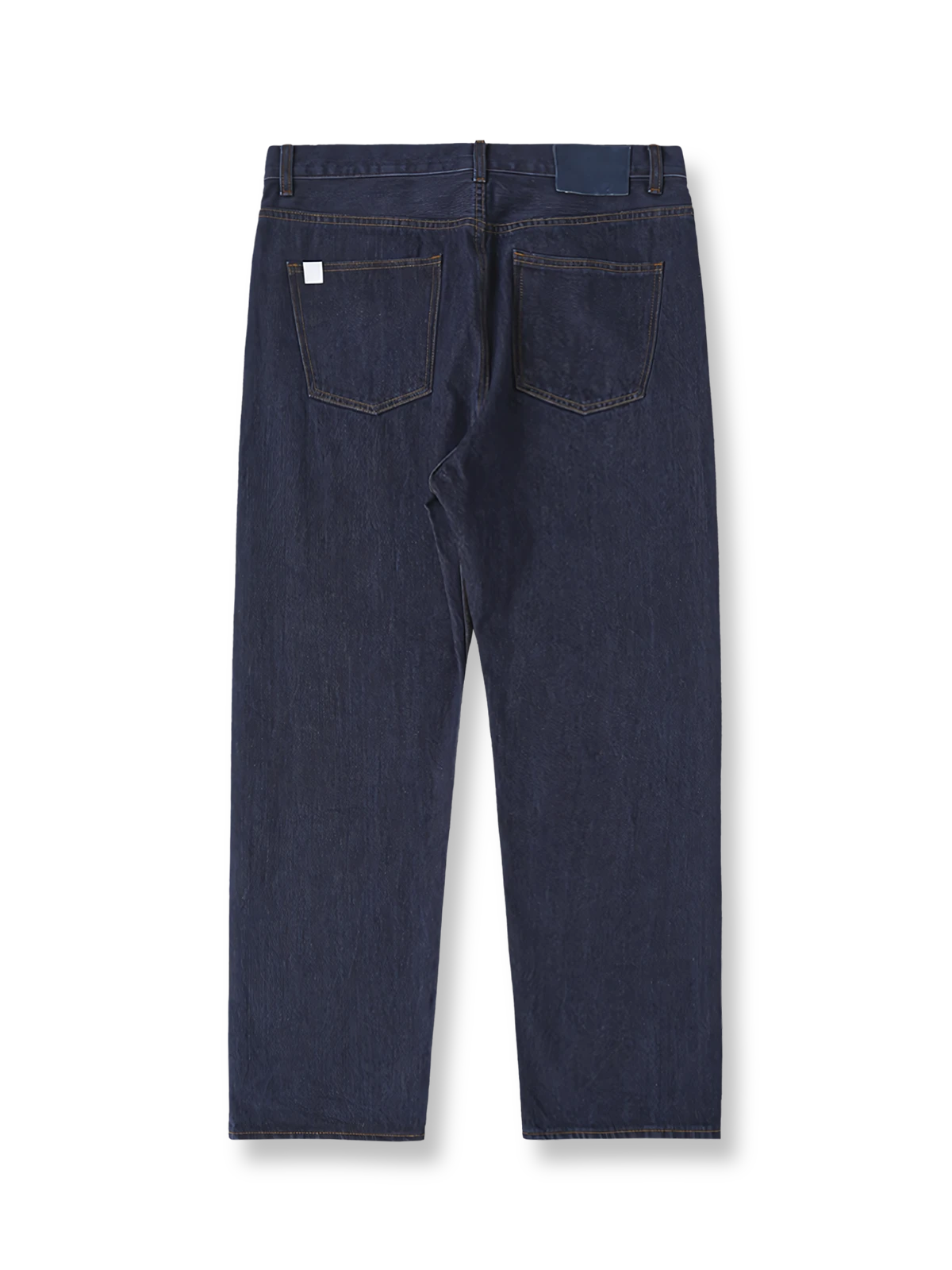 製品画像
「14OZ赤耳デニムパンツ全体イメージ。旧式織機で織られたクラシックな狭幅赤耳デニム生地とインディゴ染めの高品質な仕上がりが特徴。」
詳細画像
「赤耳セルビッジ、インディゴ染め鹿革パッチ、月桂冠モチーフのドーナツボタン、カスタムYKKジッパーなど、クラシックで高級感のあるディテールのクローズアップ。」