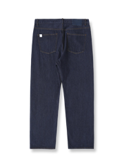 製品画像
「14OZ赤耳デニムパンツ全体イメージ。旧式織機で織られたクラシックな狭幅赤耳デニム生地とインディゴ染めの高品質な仕上がりが特徴。」
詳細画像
「赤耳セルビッジ、インディゴ染め鹿革パッチ、月桂冠モチーフのドーナツボタン、カスタムYKKジッパーなど、クラシックで高級感のあるディテールのクローズアップ。」