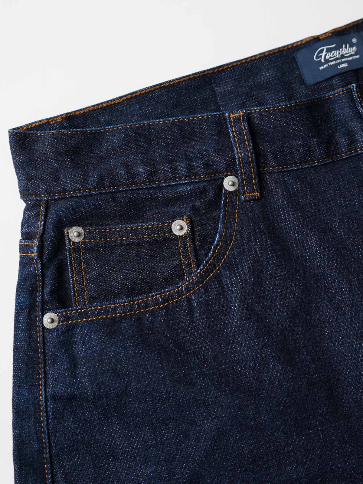 製品画像
「14OZ赤耳デニムパンツ全体イメージ。旧式織機で織られたクラシックな狭幅赤耳デニム生地とインディゴ染めの高品質な仕上がりが特徴。」
詳細画像
「赤耳セルビッジ、インディゴ染め鹿革パッチ、月桂冠モチーフのドーナツボタン、カスタムYKKジッパーなど、クラシックで高級感のあるディテールのクローズアップ。」