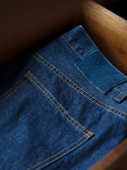 製品画像
「14OZ赤耳デニムパンツ全体イメージ。旧式織機で織られたクラシックな狭幅赤耳デニム生地とインディゴ染めの高品質な仕上がりが特徴。」
詳細画像
「赤耳セルビッジ、インディゴ染め鹿革パッチ、月桂冠モチーフのドーナツボタン、カスタムYKKジッパーなど、クラシックで高級感のあるディテールのクローズアップ。」