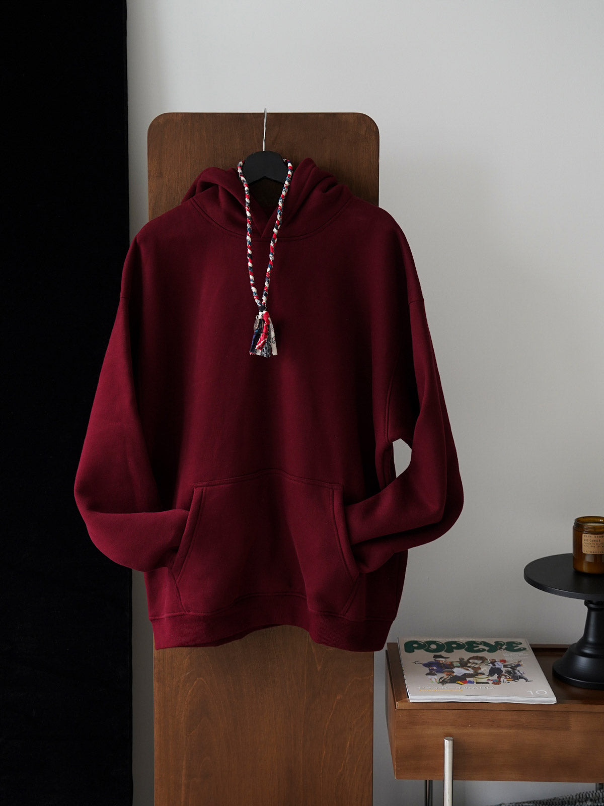 製品画像
「クラシックなデザインを基にしたヴィンテージ風裏起毛パーカー全体イメージ。アンゴラレッドの深い色合いと厚手裏起毛生地が特徴で、冬のカジュアルコーデに最適。」
詳細画像
「伝統的なカンガルーポケットと厚手リブ仕様の裾、袖口のディテールクローズアップ。345gの裏起毛生地で保温性と耐久性を実現。」