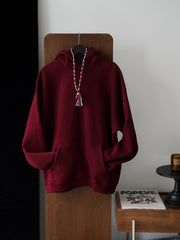 製品画像
「クラシックなデザインを基にしたヴィンテージ風裏起毛パーカー全体イメージ。アンゴラレッドの深い色合いと厚手裏起毛生地が特徴で、冬のカジュアルコーデに最適。」
詳細画像
「伝統的なカンガルーポケットと厚手リブ仕様の裾、袖口のディテールクローズアップ。345gの裏起毛生地で保温性と耐久性を実現。」