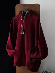 製品画像
「クラシックなデザインを基にしたヴィンテージ風裏起毛パーカー全体イメージ。アンゴラレッドの深い色合いと厚手裏起毛生地が特徴で、冬のカジュアルコーデに最適。」
詳細画像
「伝統的なカンガルーポケットと厚手リブ仕様の裾、袖口のディテールクローズアップ。345gの裏起毛生地で保温性と耐久性を実現。」