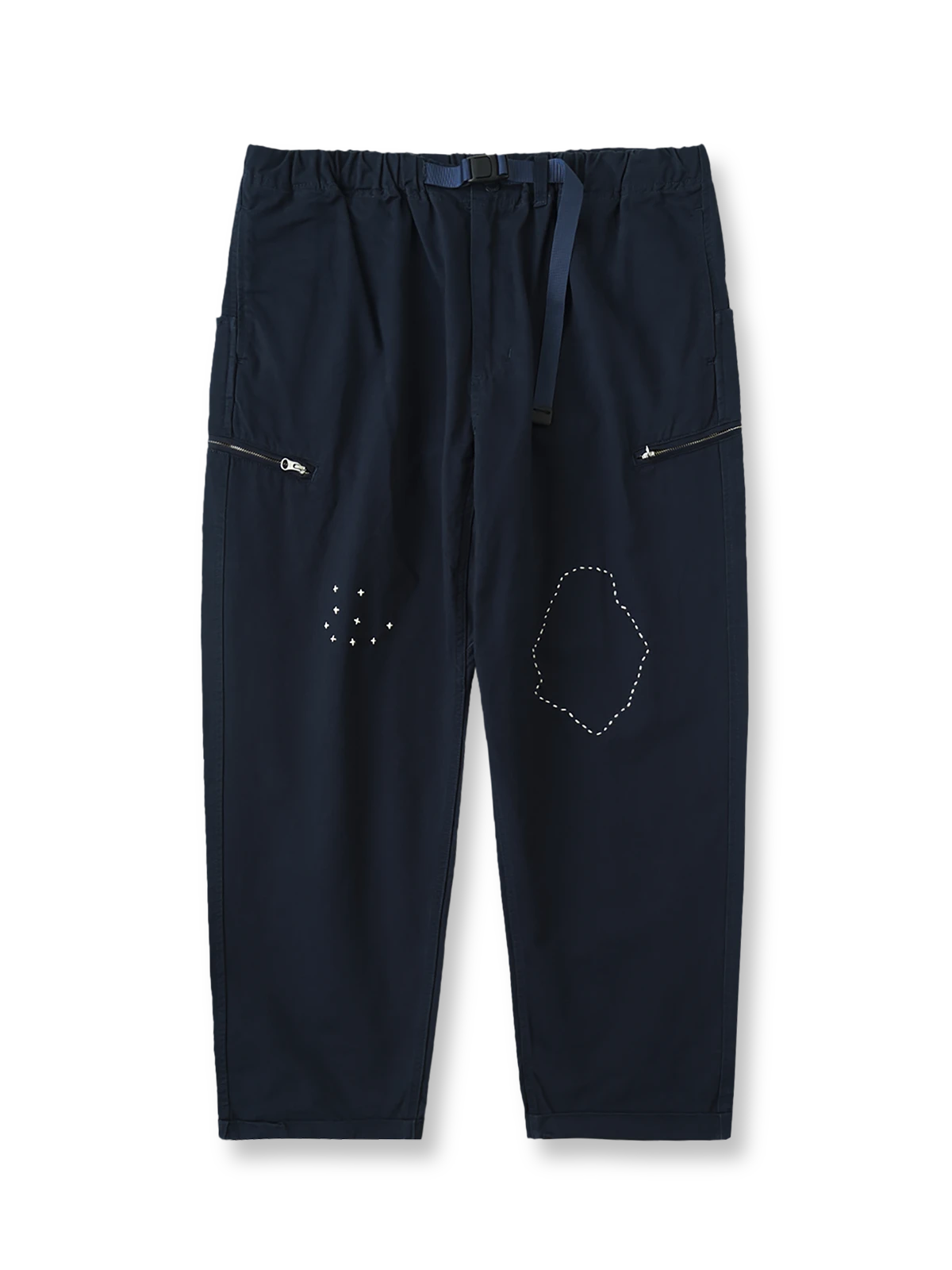 製品画像
「刺し子の伝統工芸を取り入れたハンド刺し子テーパードパンツ全体イメージ。高密度磨毛コットンツイル生地を使用し、快適さと耐久性を兼ね備えたデザイン。」
詳細画像
「非対称の刺し子刺繍ディテールと大容量の弧形ポケットをクローズアップ。膝部分の左右異なる刺繍パターンが立体感を強調。」