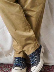 詳細画像
「非対称の刺し子刺繍ディテールと大容量の弧形ポケットをクローズアップ。膝部分の左右異なる刺繍パターンが立体感を強調。」
モデル画像
「カジュアルなトップスと組み合わせたハンド刺し子テーパードパンツ。テーパードシルエットが美しい脚のラインを演出し、モダンで伝統的なスタイルを体現。」