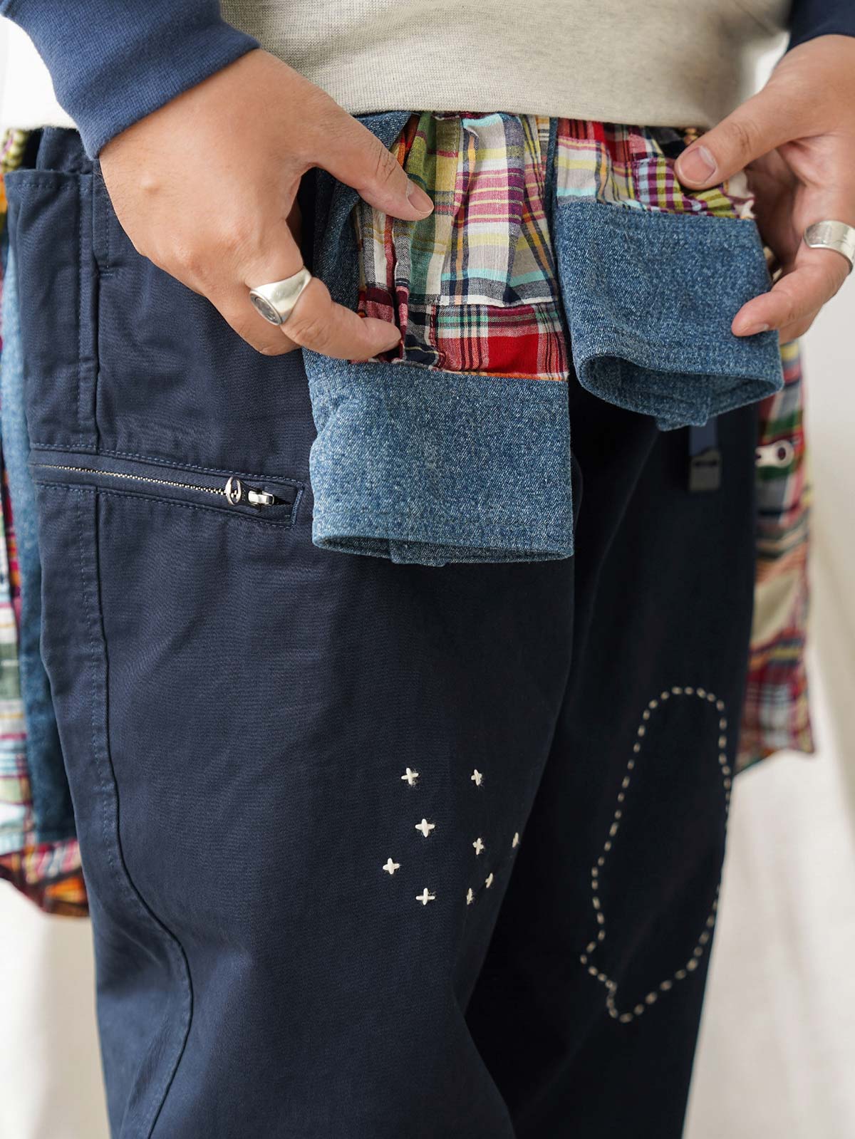 詳細画像
「非対称の刺し子刺繍ディテールと大容量の弧形ポケットをクローズアップ。膝部分の左右異なる刺繍パターンが立体感を強調。」
モデル画像
「カジュアルなトップスと組み合わせたハンド刺し子テーパードパンツ。テーパードシルエットが美しい脚のラインを演出し、モダンで伝統的なスタイルを体現。」