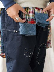 詳細画像
「非対称の刺し子刺繍ディテールと大容量の弧形ポケットをクローズアップ。膝部分の左右異なる刺繍パターンが立体感を強調。」
モデル画像
「カジュアルなトップスと組み合わせたハンド刺し子テーパードパンツ。テーパードシルエットが美しい脚のラインを演出し、モダンで伝統的なスタイルを体現。」