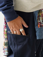 詳細画像
「非対称の刺し子刺繍ディテールと大容量の弧形ポケットをクローズアップ。膝部分の左右異なる刺繍パターンが立体感を強調。」
モデル画像
「カジュアルなトップスと組み合わせたハンド刺し子テーパードパンツ。テーパードシルエットが美しい脚のラインを演出し、モダンで伝統的なスタイルを体現。」