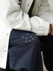 詳細画像
「非対称の刺し子刺繍ディテールと大容量の弧形ポケットをクローズアップ。膝部分の左右異なる刺繍パターンが立体感を強調。」
モデル画像
「カジュアルなトップスと組み合わせたハンド刺し子テーパードパンツ。テーパードシルエットが美しい脚のラインを演出し、モダンで伝統的なスタイルを体現。」