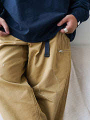 詳細画像
「非対称の刺し子刺繍ディテールと大容量の弧形ポケットをクローズアップ。膝部分の左右異なる刺繍パターンが立体感を強調。」
モデル画像
「カジュアルなトップスと組み合わせたハンド刺し子テーパードパンツ。テーパードシルエットが美しい脚のラインを演出し、モダンで伝統的なスタイルを体現。」