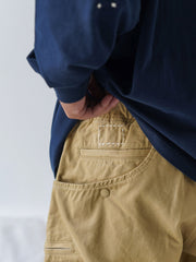 詳細画像
「非対称の刺し子刺繍ディテールと大容量の弧形ポケットをクローズアップ。膝部分の左右異なる刺繍パターンが立体感を強調。」
モデル画像
「カジュアルなトップスと組み合わせたハンド刺し子テーパードパンツ。テーパードシルエットが美しい脚のラインを演出し、モダンで伝統的なスタイルを体現。」