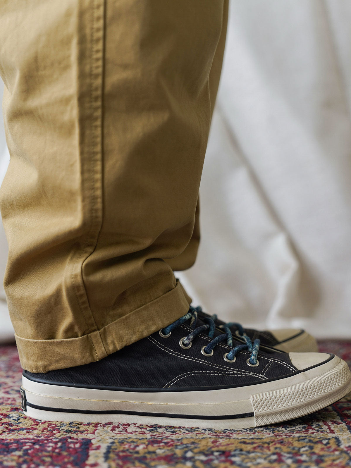 詳細画像
「非対称の刺し子刺繍ディテールと大容量の弧形ポケットをクローズアップ。膝部分の左右異なる刺繍パターンが立体感を強調。」
モデル画像
「カジュアルなトップスと組み合わせたハンド刺し子テーパードパンツ。テーパードシルエットが美しい脚のラインを演出し、モダンで伝統的なスタイルを体現。」