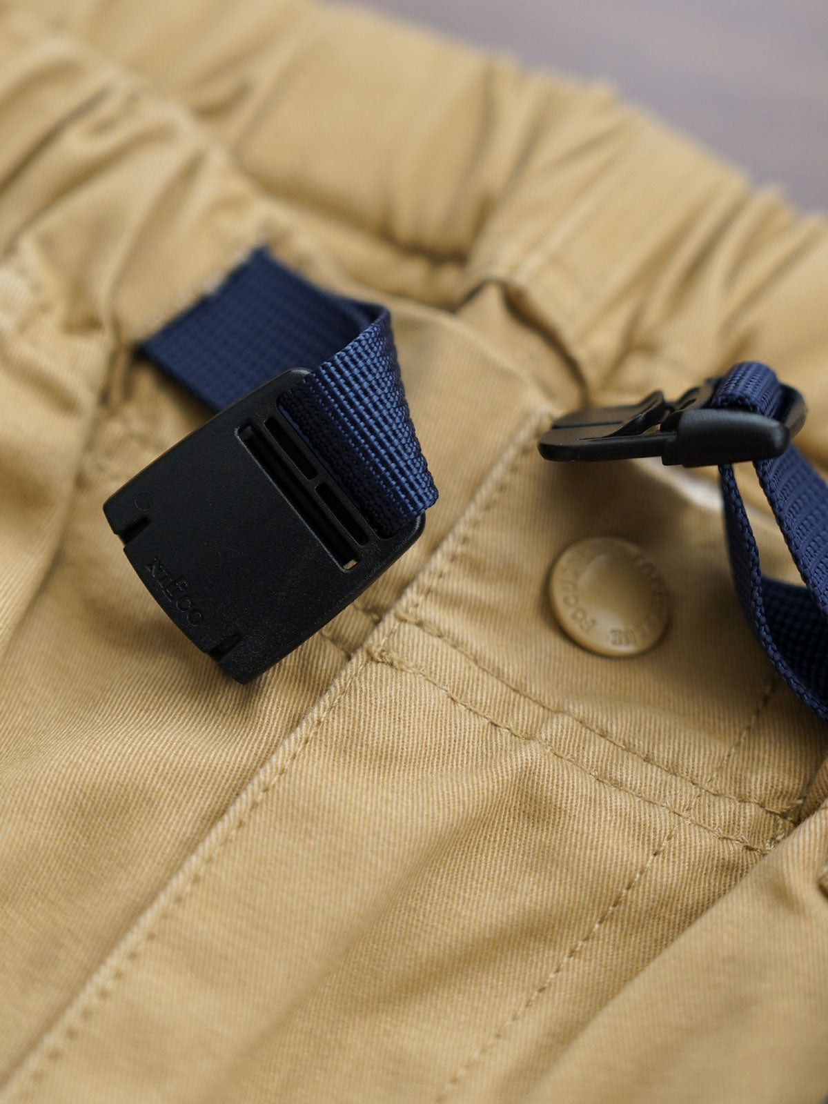 製品画像
「刺し子の伝統工芸を取り入れたハンド刺し子テーパードパンツ全体イメージ。高密度磨毛コットンツイル生地を使用し、快適さと耐久性を兼ね備えたデザイン。」
詳細画像
「非対称の刺し子刺繍ディテールと大容量の弧形ポケットをクローズアップ。膝部分の左右異なる刺繍パターンが立体感を強調。」