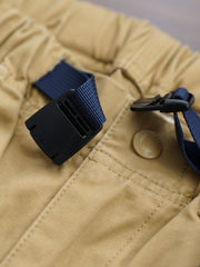 製品画像
「刺し子の伝統工芸を取り入れたハンド刺し子テーパードパンツ全体イメージ。高密度磨毛コットンツイル生地を使用し、快適さと耐久性を兼ね備えたデザイン。」
詳細画像
「非対称の刺し子刺繍ディテールと大容量の弧形ポケットをクローズアップ。膝部分の左右異なる刺繍パターンが立体感を強調。」