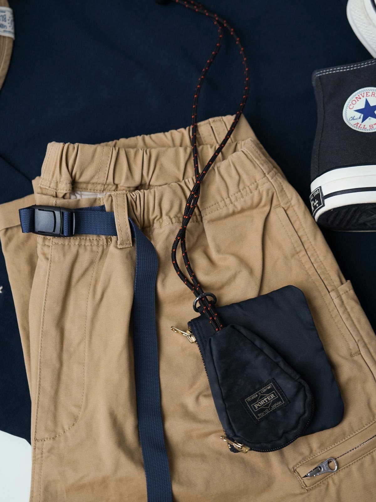 製品画像
「刺し子の伝統工芸を取り入れたハンド刺し子テーパードパンツ全体イメージ。高密度磨毛コットンツイル生地を使用し、快適さと耐久性を兼ね備えたデザイン。」
詳細画像
「非対称の刺し子刺繍ディテールと大容量の弧形ポケットをクローズアップ。膝部分の左右異なる刺繍パターンが立体感を強調。」