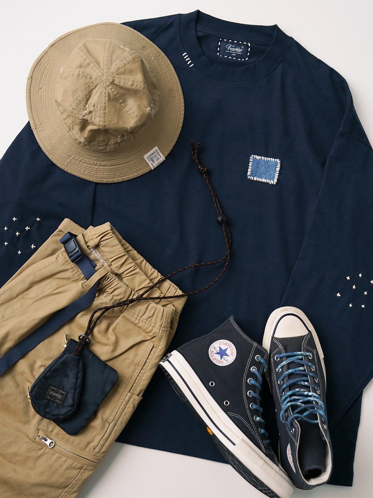 製品画像
「刺し子の伝統工芸を取り入れたハンド刺し子テーパードパンツ全体イメージ。高密度磨毛コットンツイル生地を使用し、快適さと耐久性を兼ね備えたデザイン。」
詳細画像
「非対称の刺し子刺繍ディテールと大容量の弧形ポケットをクローズアップ。膝部分の左右異なる刺繍パターンが立体感を強調。」