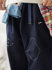 詳細画像
「非対称の刺し子刺繍ディテールと大容量の弧形ポケットをクローズアップ。膝部分の左右異なる刺繍パターンが立体感を強調。」
モデル画像
「カジュアルなトップスと組み合わせたハンド刺し子テーパードパンツ。テーパードシルエットが美しい脚のラインを演出し、モダンで伝統的なスタイルを体現。」