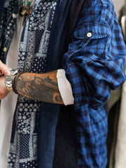 詳細画像
「REMAKE パッチワーク アシンメトリーヘム 長袖シャツの素材ディテール特写。藍染め織りのチェック柄やペイズリー柄、デニム、コーデュロイなど6種類の異素材を組み合わせたパッチワークと、動きのあるアシンメトリーヘムのクローズアップ。袖部分には調節可能なタブも配置。」
モデル画像
「REMAKE パッチワーク アシンメトリーヘム 長袖シャツを着用したモデルが、デニムパンツと合わせたリラックス感のあるレトロなカジュアルスタイルを披露。ルーズフィットとドロップショルダーのカッティングがトレンド感を強調。」