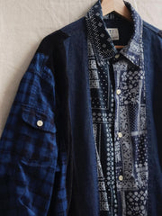 製品画像
「REMAKE パッチワーク アシンメトリーヘム 長袖シャツの正面全体図。藍染め織りのチェック柄、ペイズリー柄、デニム、コーデュロイなど、異素材を組み合わせたブルー系デザインが特徴で、分解・再構築のリメイクスタイルを採用した個性的なシャツ。」
詳細画像
「REMAKE パッチワーク アシンメトリーヘム 長袖シャツの素材ディテール特写。藍染め織りのチェック柄やペイズリー柄、デニム、コーデュロイなど6種類の異素材を組み合わせたパッチワークと、動きのあるアシンメトリーヘムのクローズアップ。袖部分には調節可能なタブも配置。」