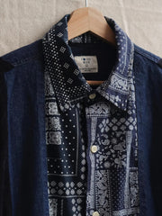 製品画像
「REMAKE パッチワーク アシンメトリーヘム 長袖シャツの正面全体図。藍染め織りのチェック柄、ペイズリー柄、デニム、コーデュロイなど、異素材を組み合わせたブルー系デザインが特徴で、分解・再構築のリメイクスタイルを採用した個性的なシャツ。」
詳細画像
「REMAKE パッチワーク アシンメトリーヘム 長袖シャツの素材ディテール特写。藍染め織りのチェック柄やペイズリー柄、デニム、コーデュロイなど6種類の異素材を組み合わせたパッチワークと、動きのあるアシンメトリーヘムのクローズアップ。袖部分には調節可能なタブも配置。」