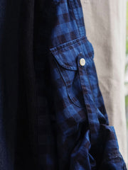 製品画像
「REMAKE パッチワーク アシンメトリーヘム 長袖シャツの正面全体図。藍染め織りのチェック柄、ペイズリー柄、デニム、コーデュロイなど、異素材を組み合わせたブルー系デザインが特徴で、分解・再構築のリメイクスタイルを採用した個性的なシャツ。」
詳細画像
「REMAKE パッチワーク アシンメトリーヘム 長袖シャツの素材ディテール特写。藍染め織りのチェック柄やペイズリー柄、デニム、コーデュロイなど6種類の異素材を組み合わせたパッチワークと、動きのあるアシンメトリーヘムのクローズアップ。袖部分には調節可能なタブも配置。」